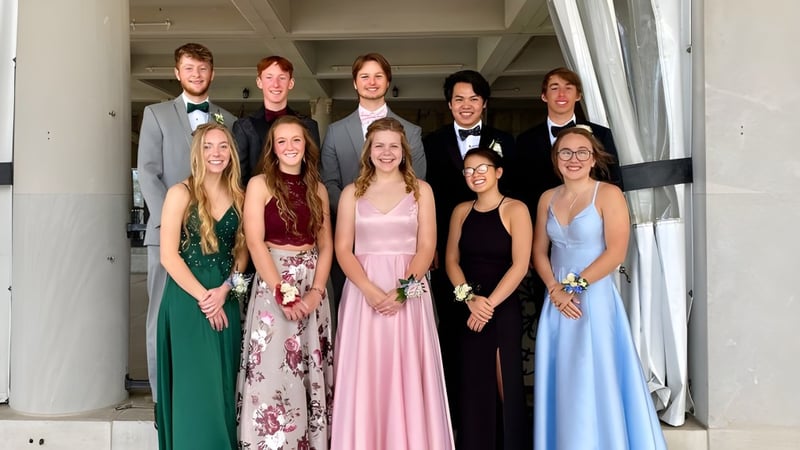 Eine Gruppe von Schülern der Michigan Lutheran High School bei einer formellen Veranstaltung vor architektonischem Hintergrund.