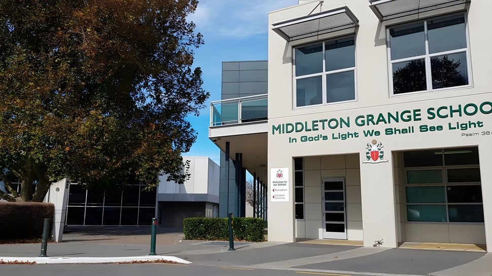 Das moderne Schulgebäude der Middleton Grange School ist von herbstlich gefärbten Bäumen umgeben.