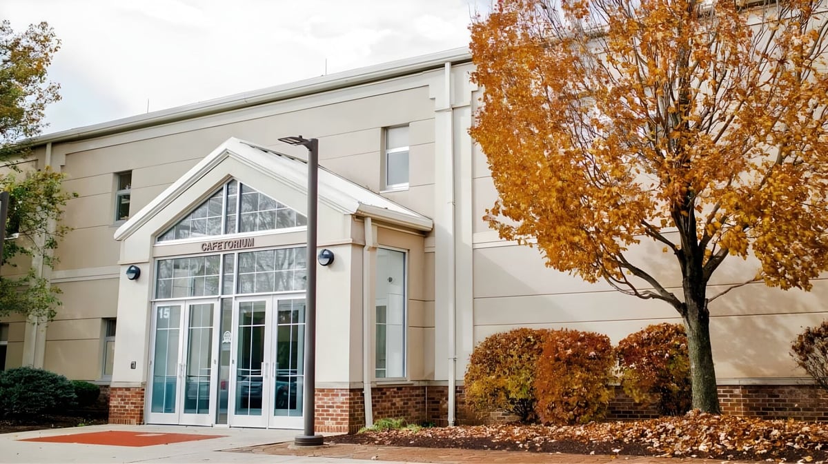 Das moderne Gebäude der Middletown Christian School ist von herbstlichem Laub umgeben.