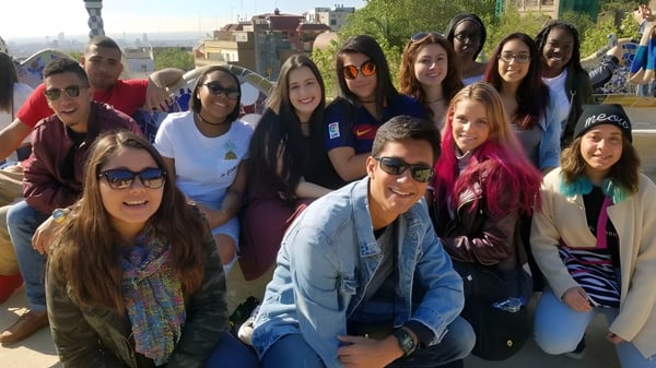Eine Gruppe Schüler der Middletown Christian School steht draußen und posiert vor einer Stadtkulisse für ein Gruppenfoto.