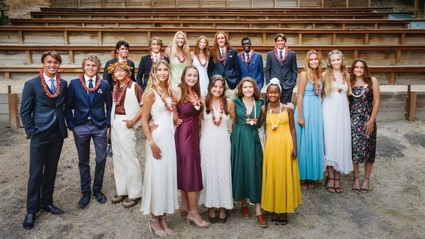 Eine Gruppe Schülerinnen und Schüler der Midland School steht auf Steintreppen vor einem Backsteingebäude.