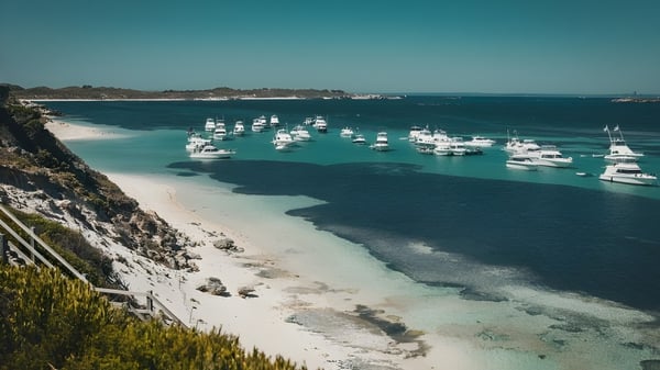 Die Küstenlandschaft mit ruhiger türkisfarbener Bucht und Booten vor dem Mindarie Senior College.