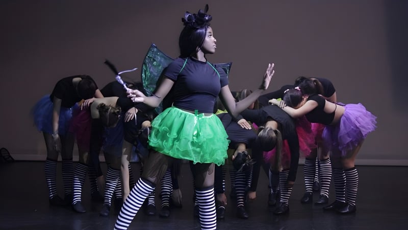 Schüler des Mindarie Senior College führen auf einer Bühne in bunten Kostümen einen Tanz auf.