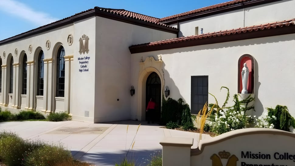 Das spanisch gestaltete Gebäude mit Bögen und Ziegeldach auf dem Campus der Mission College Preparatory Catholic High School.