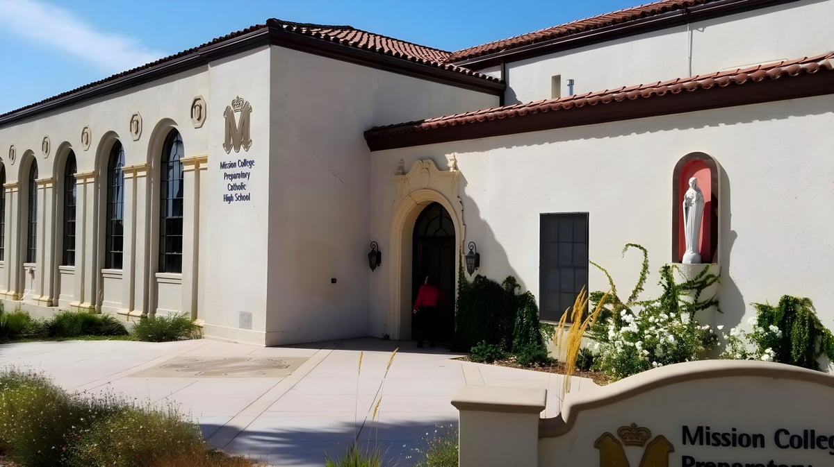 Das spanisch gestaltete Gebäude mit Bögen und Ziegeldach auf dem Campus der Mission College Preparatory Catholic High School.