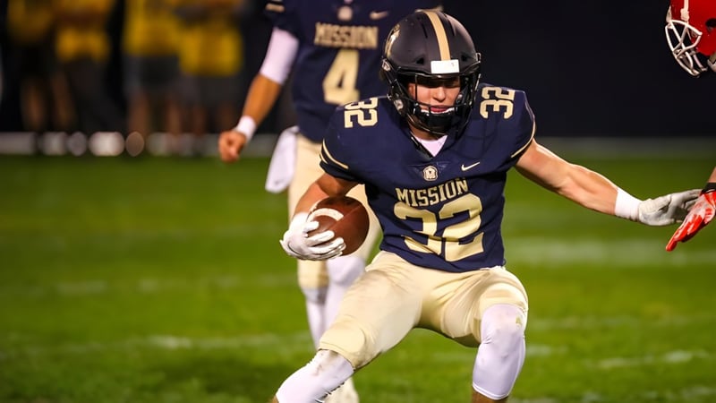 Ein Footballspieler der Mission College Preparatory Catholic High School läuft mit dem Ball auf dem Spielfeld.