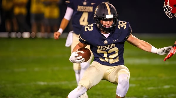 Ein Footballspieler der Mission College Preparatory Catholic High School läuft mit dem Ball auf dem Spielfeld.