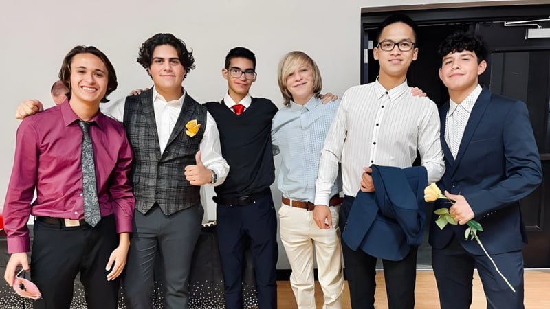 Eine Gruppe von sechs Schülern steht zusammen in einem Innenraum der Mission Heights Preparatory High School.