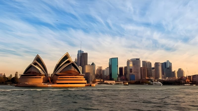 Blick auf das Sydney Opera House mit der Skyline im Hintergrund, aufgenommen in der Nähe der Mitcham Girls High School.
