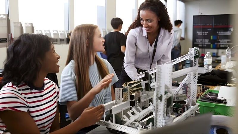 Schüler der Mitchell District High School untersuchen gemeinsam ein Robotic-Projekt unter Anleitung im Unterricht.