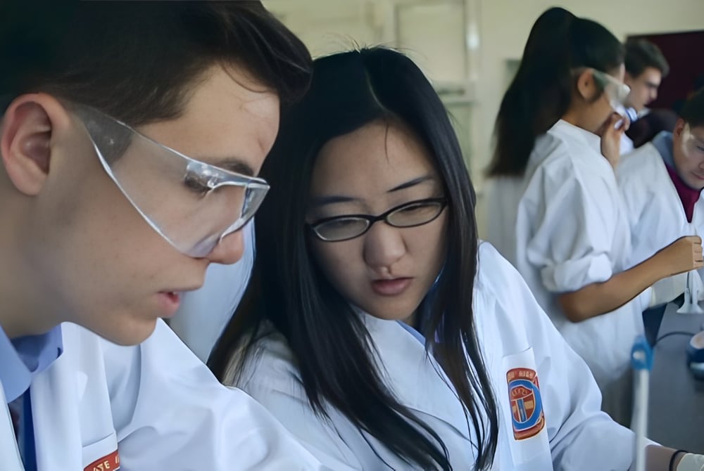 Zwei Schüler der Mitchelton State High School bearbeiten konzentriert eine Aufgabe im Klassenraum.