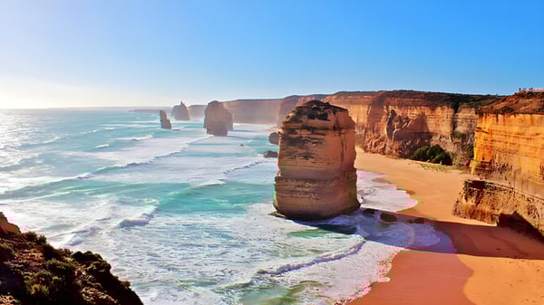 Blick auf felsige Küste mit Sandstrand und türkisfarbenem Meer in der Nähe der Mitchelton State High School.