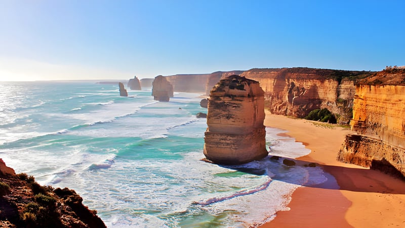 Blick auf felsige Küste mit Sandstrand und türkisfarbenem Meer in der Nähe der Mitchelton State High School.