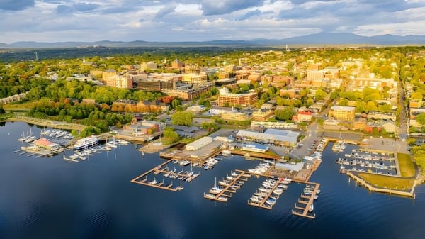 Blick auf eine Küstenstadt mit Bergen und Waterfront nahe der M.M. Robinson High School.