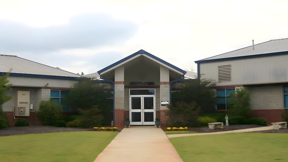 Das moderne mehrstöckige Gebäude der Monsignor Donovan Catholic High School mit markantem Eingang und gestalteter Außenanlage.