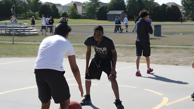 Schüler der Monsignor Doyle Catholic Secondary School beim Sportunterricht auf dem Basketballplatz im Freien.