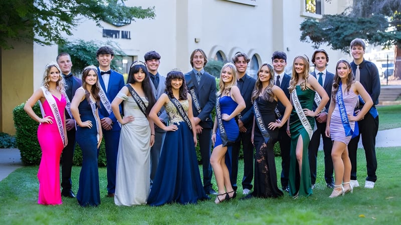 Eine Gruppe formell gekleideter Personen steht gemeinsam im Außenbereich auf dem Campus der Monte Vista Christian School.