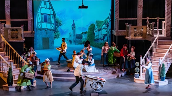 Eine Gruppe von Schülerinnen und Schülern der Monte Vista Christian School bei einer Theateraufführung mit historischen Kostümen und einem kulissenhaften europäischen Stadtbild.