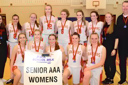 Eine Gruppe junger Schülerinnen der Morell Regional High School posiert in Sportuniformen mit einer Trophäe in der Turnhalle.