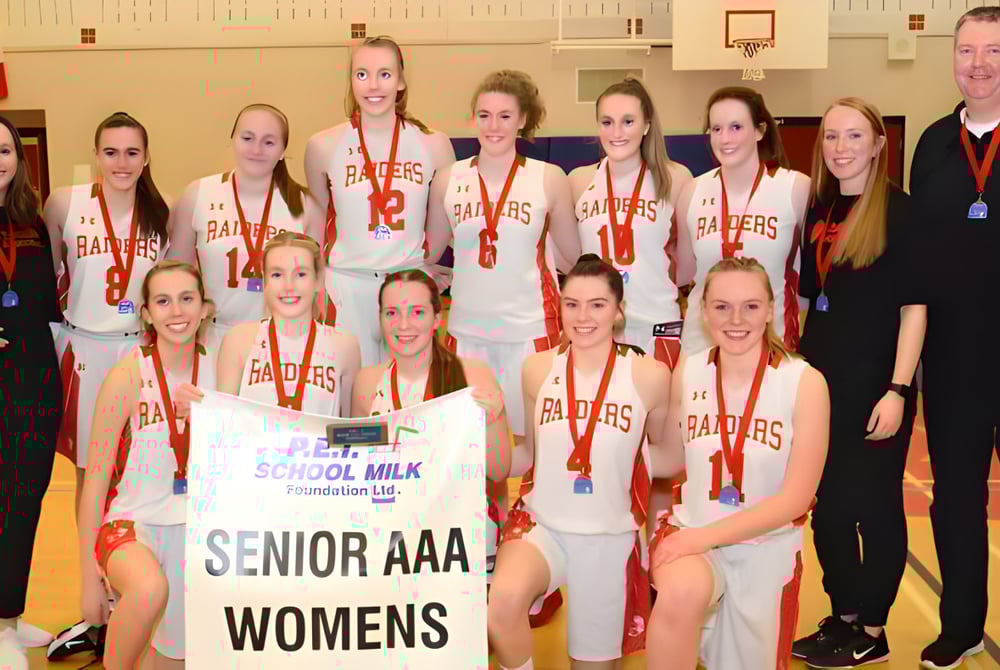 Eine Gruppe junger Schülerinnen der Morell Regional High School posiert in Sportuniformen mit einer Trophäe in der Turnhalle.