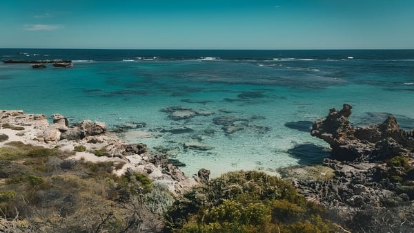 Küstenlandschaft mit türkisfarbenem Wasser und Felsen nahe der Morley Senior High School.