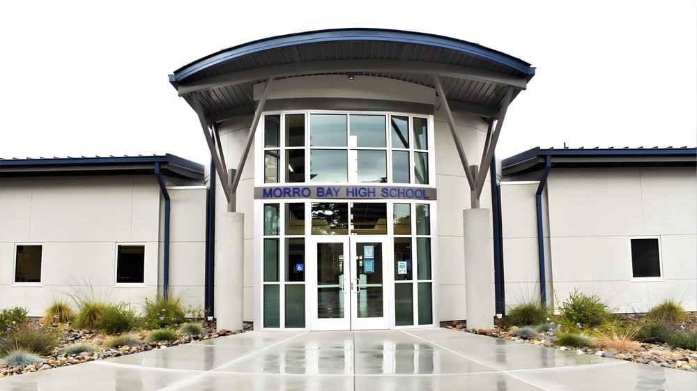 Das moderne Gebäude mit Glasfassade und geschwungenem Dach auf dem Gelände der Morro Bay High School.
