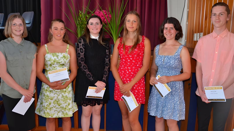 Eine Gruppe junger Frauen der Motueka High School steht gemeinsam auf der Bühne und hält Zertifikate in der Hand.