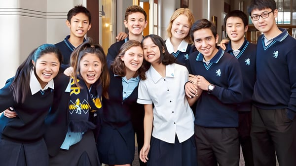 Eine Gruppe Schüler in Schuluniformen posiert in einem Flur auf dem Campus der Mount Albert Grammar School.
