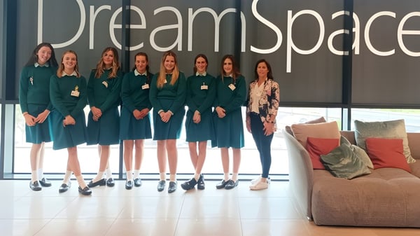 Eine Gruppe Schülerinnen der Mount Anville Secondary School steht vor dem Dreamspace-Schild im Schulgebäude.