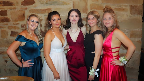 Fünf Schülerinnen der Mount Barker High School posieren gemeinsam vor einer Steinmauer.