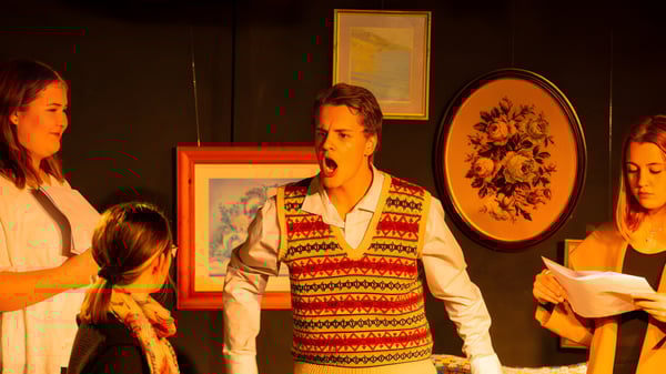 Eine Gruppe Schüler steht im Kunstraum der Mount Barker High School vor gerahmten Kunstwerken an den Wänden.