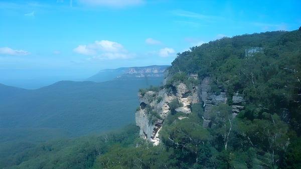Blick auf felsige Klippen über einem bewaldeten Tal bei blauem Himmel ohne direkten Bezug zur Mount Barker High School.
