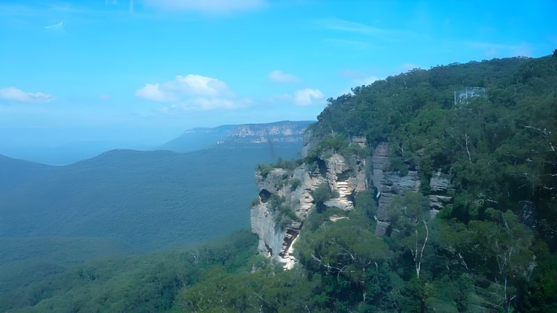 Blick auf felsige Klippen über einem bewaldeten Tal bei blauem Himmel ohne direkten Bezug zur Mount Barker High School.