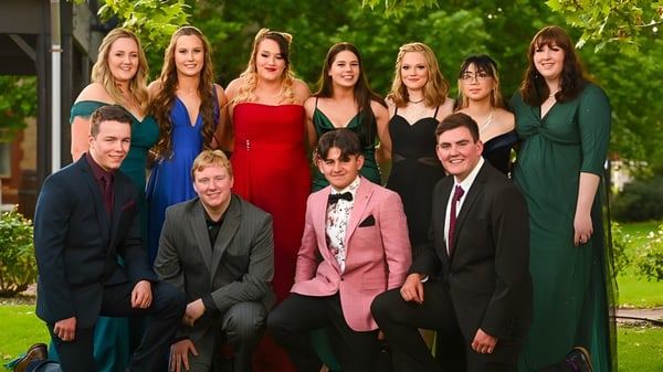 Eine Gruppe von Schülerinnen und Schülern der Mount Compass Area School posiert im Freien vor grüner Vegetation.