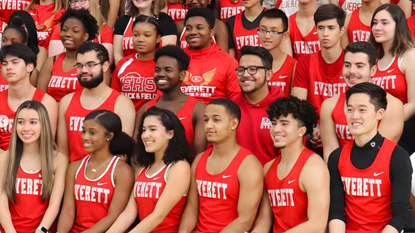 Eine Gruppe von Schülerinnen und Schülern in roten Uniformen mit Mount Everett Regional High School steht zusammen in einer Menschenmenge.