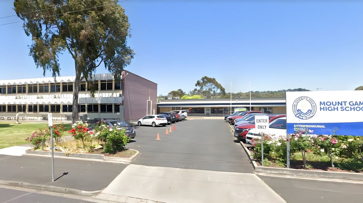 Der Campus der Mount Gambier High School mit einem grossen Gebaeude, Baeumen und einem gepflasterten Weg zum Eingang.