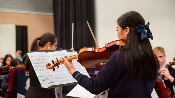 Eine Schülerin der Mount Gambier High School spielt Geige während einer Musikaufführung.