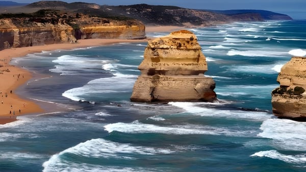 Klippen und Felsen am Strand mit Meer und Bergen im Hintergrund nahe der Mount Gravatt State High School.