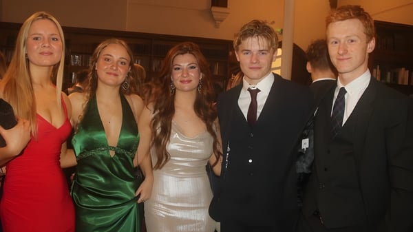 Fünf Personen in formeller Kleidung bei einem Event auf dem Campus der Mount Kelly School.