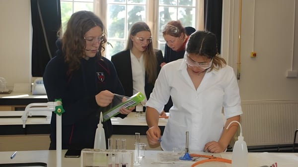 Schülerinnen der Mount Kelly School arbeiten gemeinsam an einer Laboraktivität im Klassenraum.