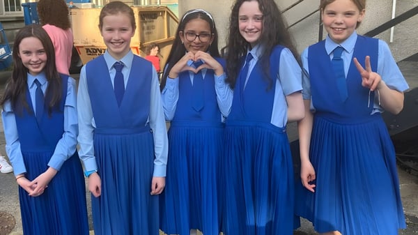 Eine Gruppe Schülerinnen der Mount Sackville Secondary School steht im Schulgebäude und lächelt in die Kamera.