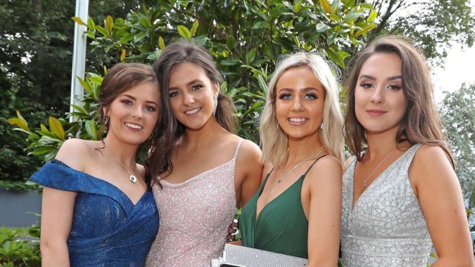 Vier Schülerinnen der Mount Sackville Secondary School posieren zusammen im grünen Außenbereich mit Bäumen im Hintergrund.