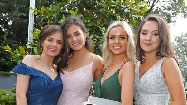 Vier Schülerinnen stehen gemeinsam im grünen Außenbereich der Mount Sackville Secondary School.