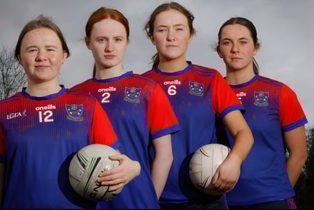 Schüler der Mount Sackville Secondary School stehen gemeinsam mit einem Rugbyball im Freien.