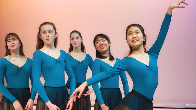 Fünf Schülerinnen der Mount Saint Michael School posieren in blauen Trikots vor einem pinken Hintergrund.