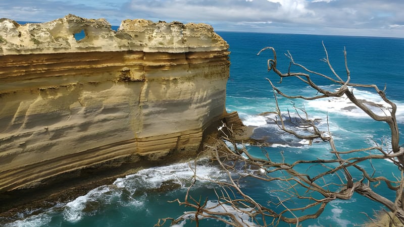 Die felsigen Klippen mit Blick auf den türkisfarbenen Ozean in der Umgebung der Mountain Creek State High School.