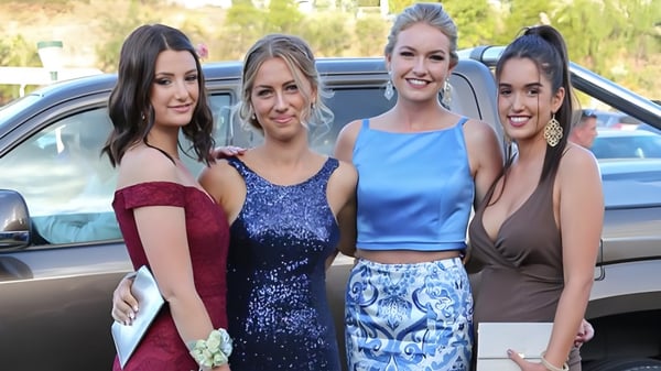 Vier Schülerinnen der Mountain Creek State High School posieren gemeinsam vor einem Auto mit grüner Landschaft im Hintergrund.