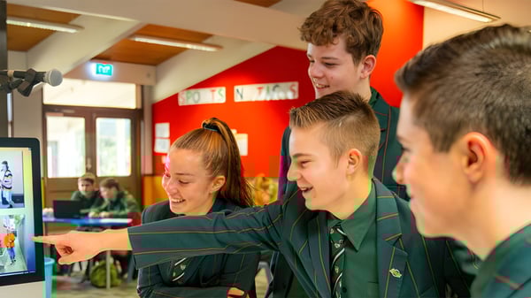Schüler der Mountainview High School arbeiten gemeinsam an einem Computerbildschirm.