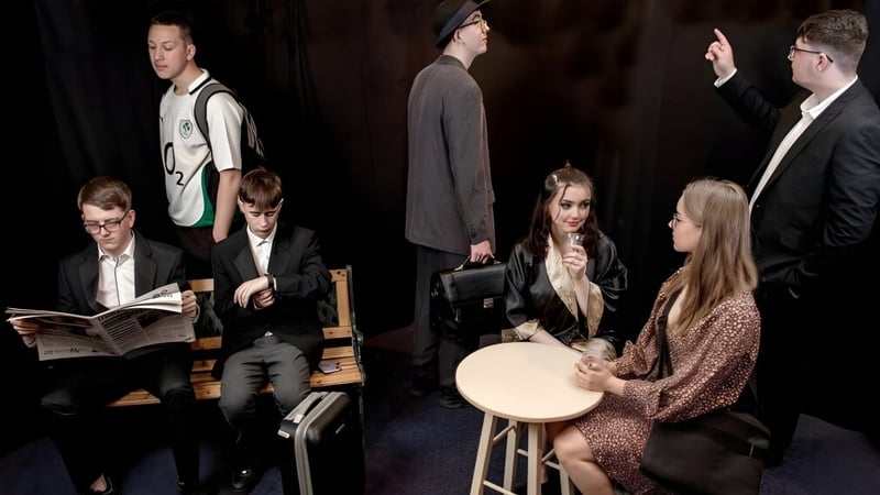 Eine Gruppe von Schülern der Mountmellick Community School probt gemeinsam mit Musikinstrumenten und Noten.