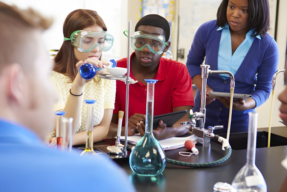Eine Gruppe Schüler arbeitet gemeinsam an einem wissenschaftlichen Projekt im Labor des Moyne College.